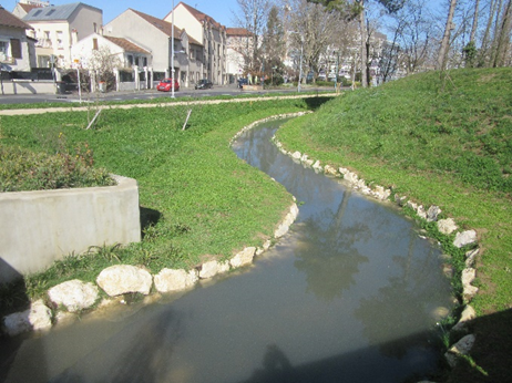 Image d'un cours d'eau (la Bièvre) qui coule dans un parc (parc du Coteau de Bièvre), Arcueil, Gentilly.