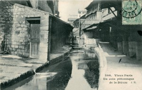 Image d'une carte postale montrant un cours d'eau (la Bièvre) et des maisons insalubres dans Paris.
