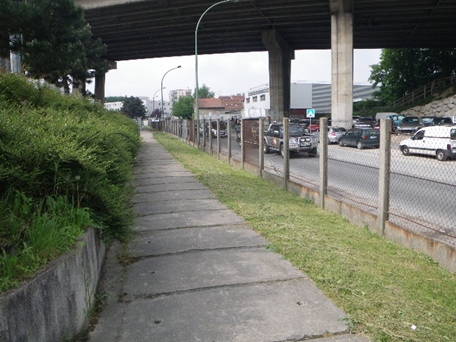 Image montrant un chemin, la Bièvre ensevelie, une zone urbaine (Arcueil, Gentilly), une route, des voitures, un pont, un parc (parc du Coteau-de-Bièvre).