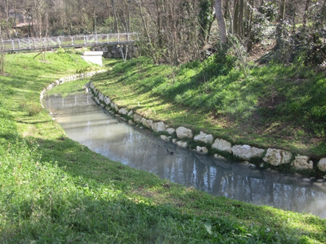 Image d'un cours d'eau (la Bièvre) qui coule dans un parc (parc du Coteau de Bièvre), Arcueil, Gentilly.