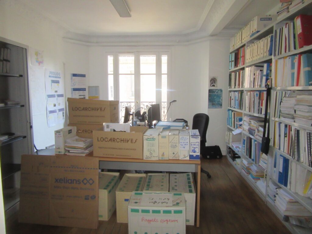 Bureau, cartons, boîtes d'archivage, documentation pendant un déménagement.