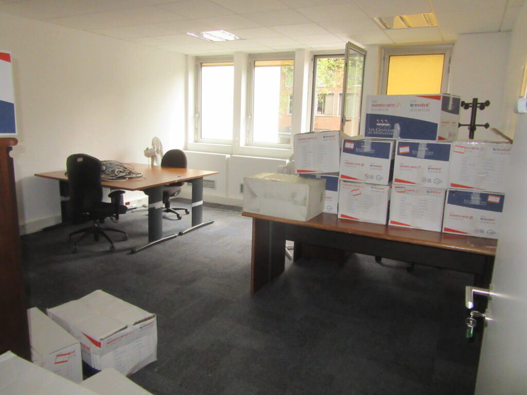 Cartons de déménagement posés dans un bureau.