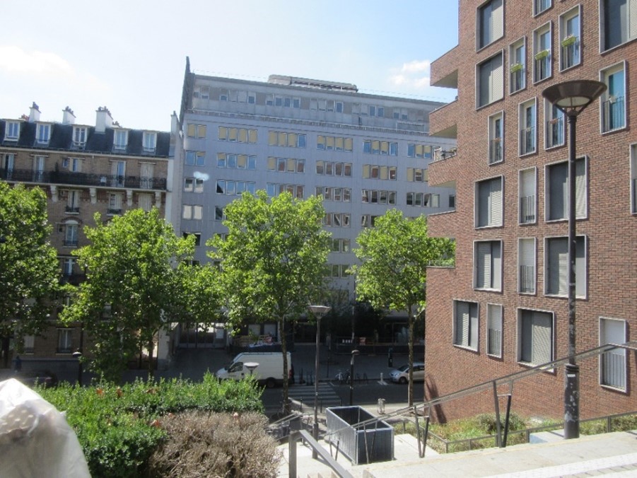 Immeuble du 69-71 rue du chevaleret (13e arrondissement Paris) vue depuis le sommet des marches de la Rue Thomas Mann.